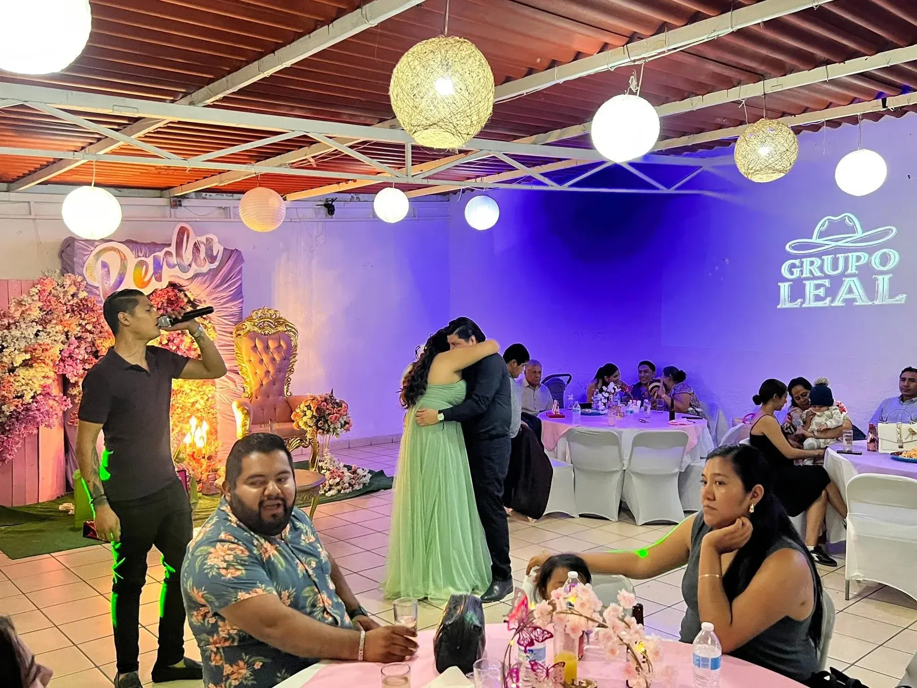 Presentación de Grupo Leal en evento