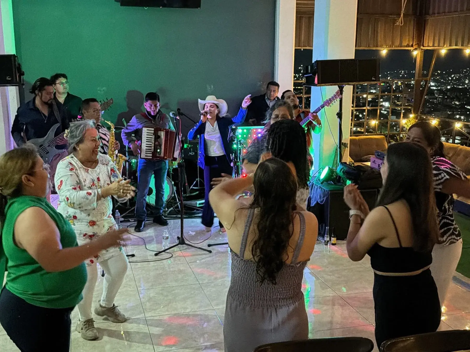 Actuación musical de Grupo Leal