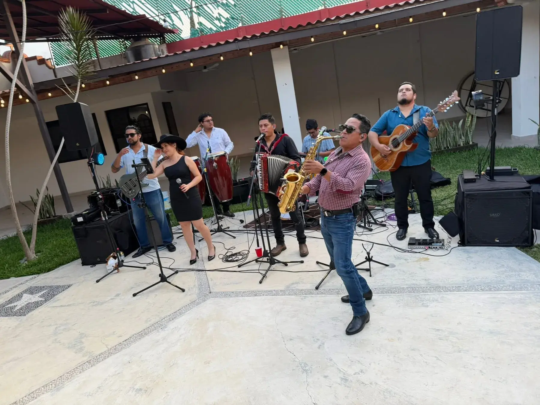 Grupo Leal interpretando música en vivo